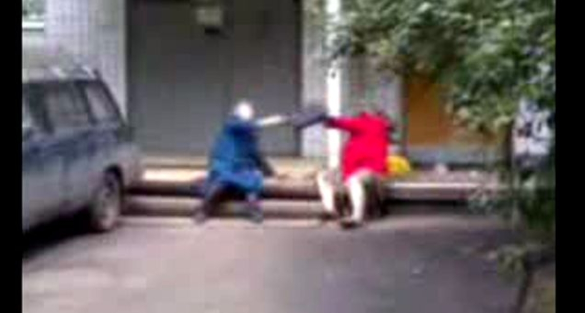 Бабки деруться