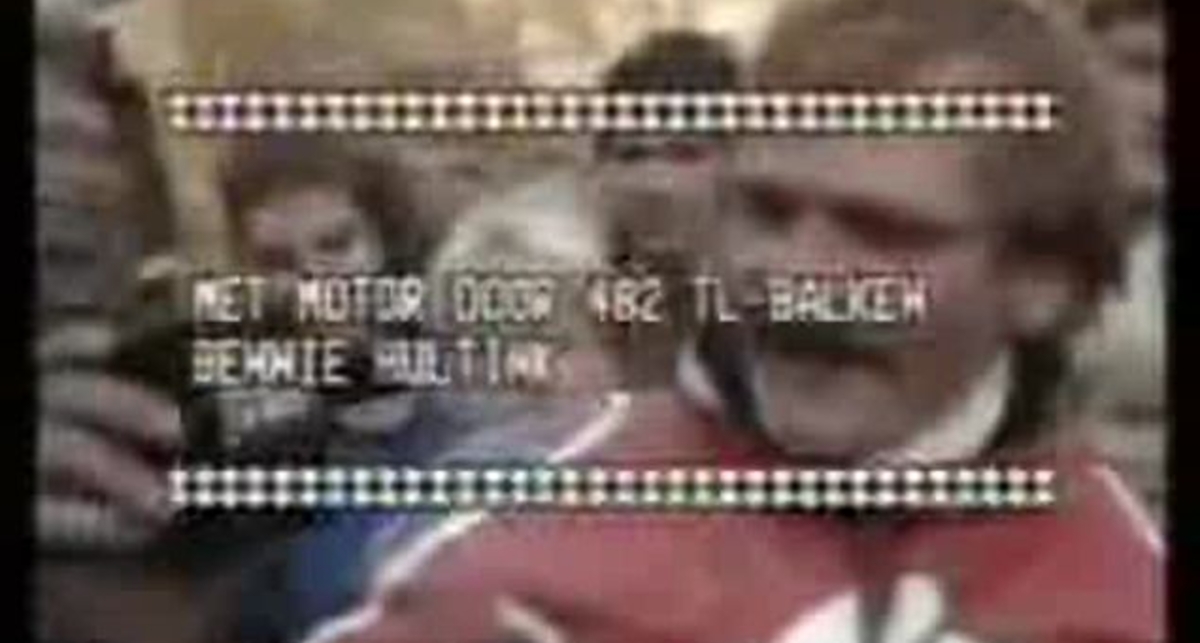 на мотоциклі через стіну із муки