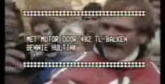 на мотоциклі через стіну із муки