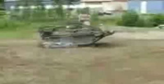 авто роздавлене танком