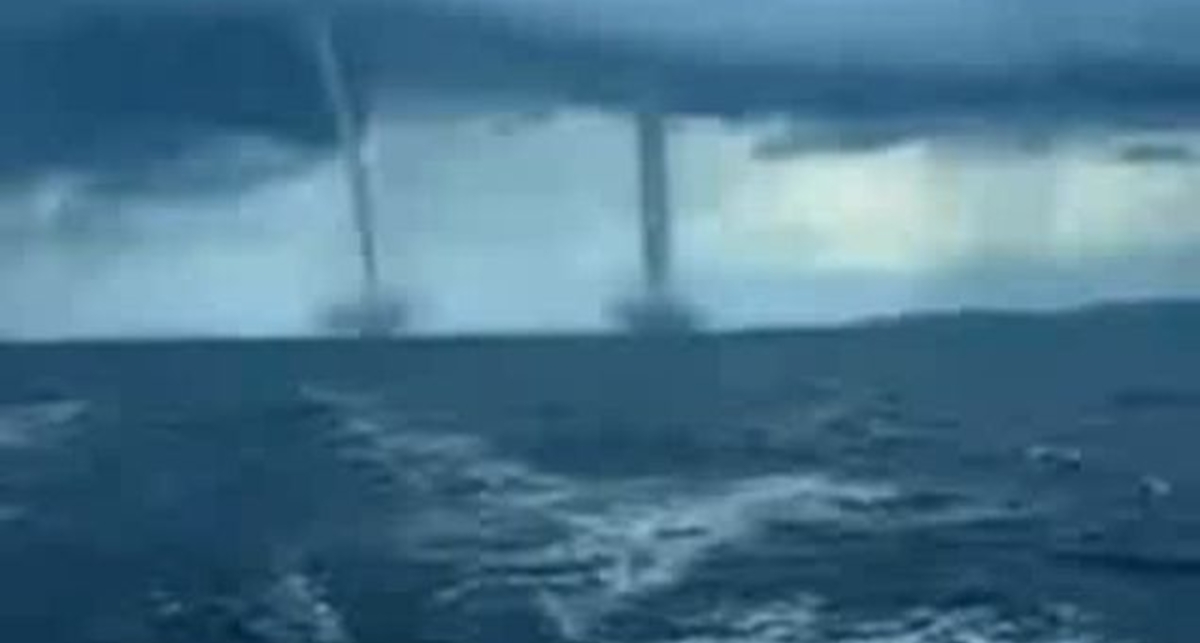 два смерчі на воді