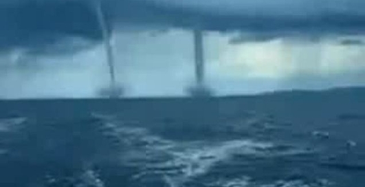 два смерчі на воді