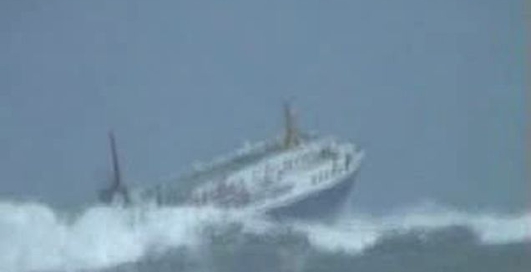 Корабль попал в шторм
