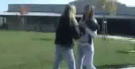 Девочки соррятсья из-за мальчиков