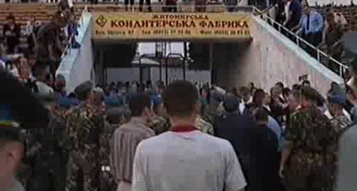 Побоище фанатов с омоном в Житомире