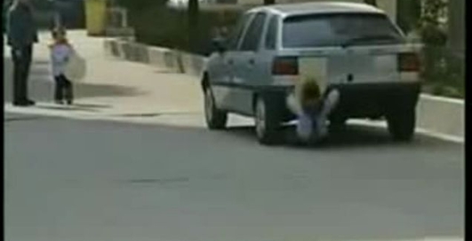 малий коцнув авто