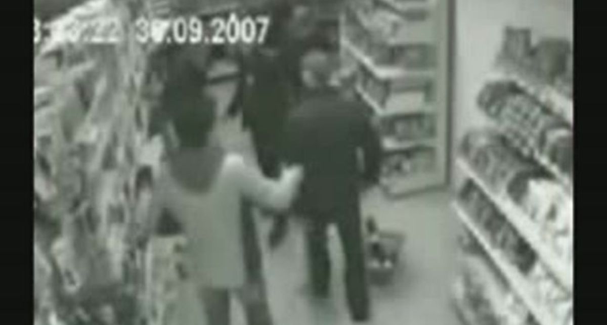 Гопник напал на чела в магазине