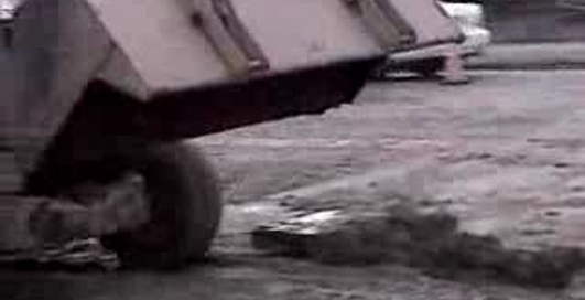 трактор провалился