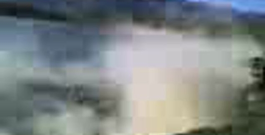 Река подмыла берег