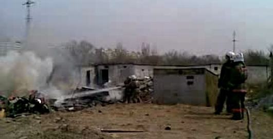 тушение гаражей на лодочной станции в Хабаровске