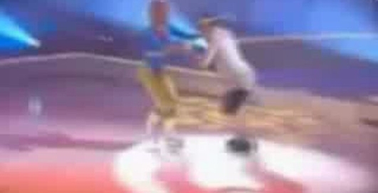 БЕДНАЯ ДЕВОЧКА!!!(ЖЕСТ Ь).