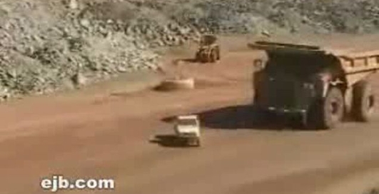 Белаз давит Оку