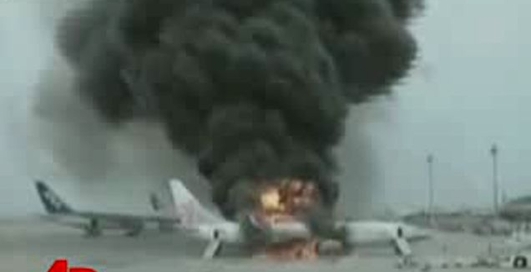 В японском аэропорту сгорел китайский самолет