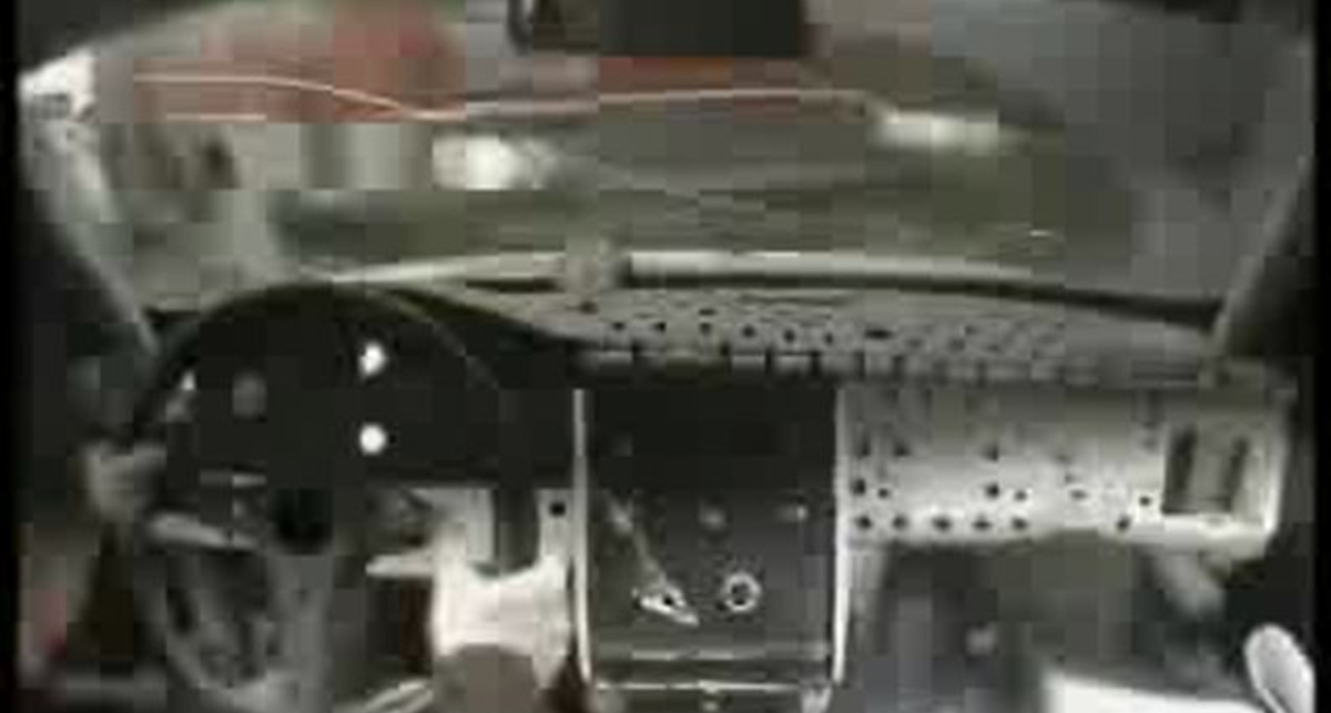 гоночная машина против автобуса