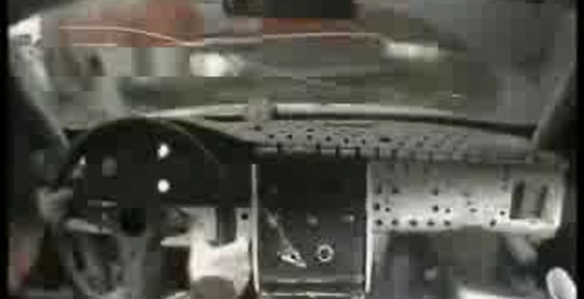 гоночная машина против автобуса