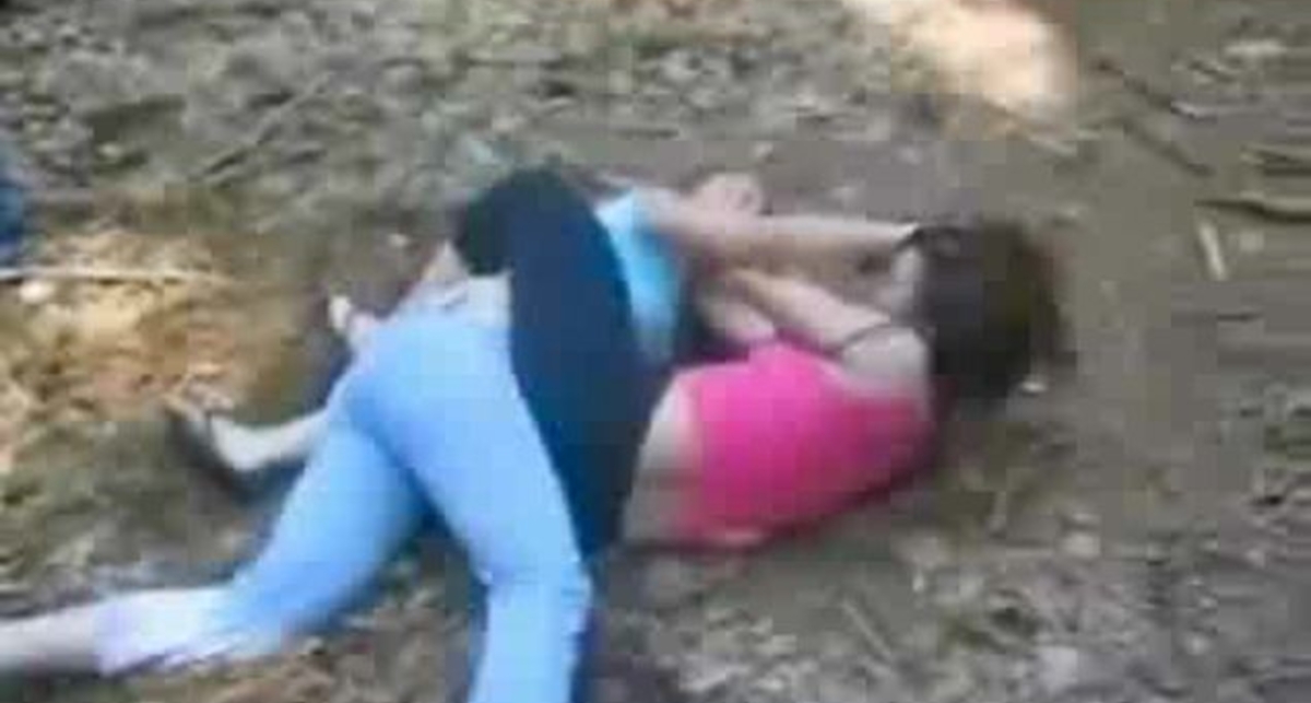 Девки дерутся в лесу