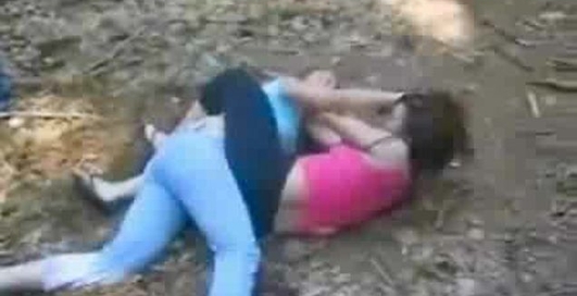 Девки дерутся в лесу