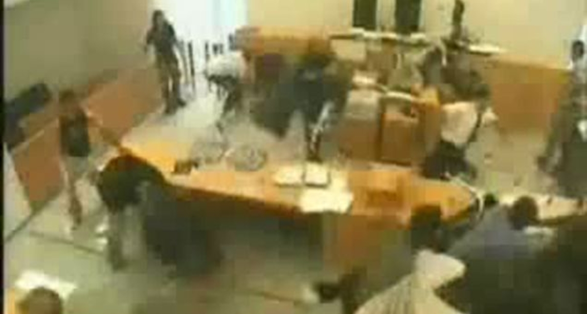 Драка в суде