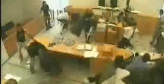 Драка в суде