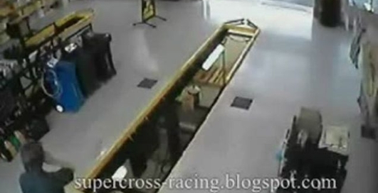 заїхав у авто сервіс