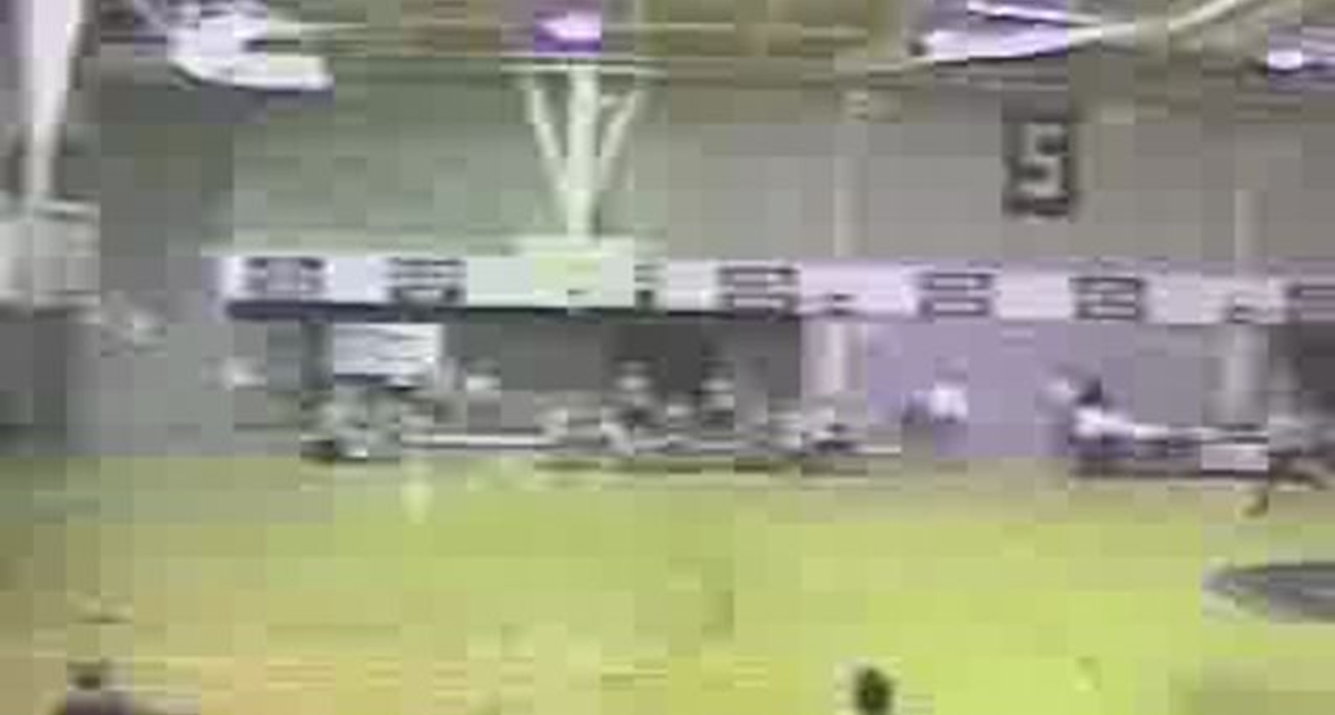 Маленький пацан пострадал от мяча!