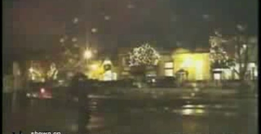 машыну снесло двумя поездами