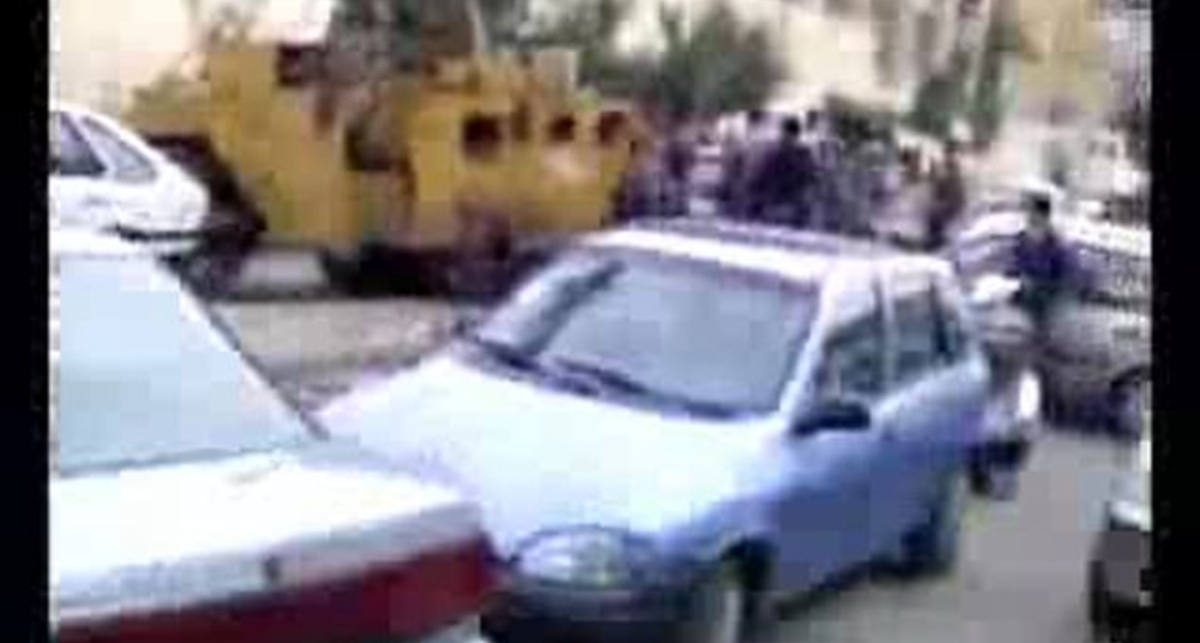 Кран уронил каток на машину