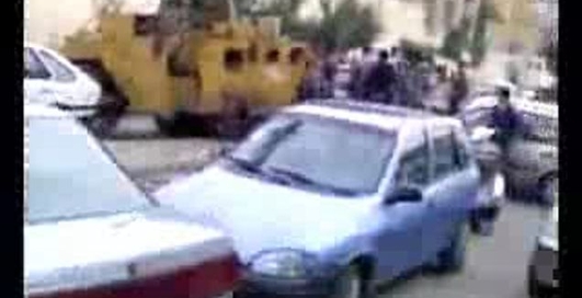 Кран уронил каток на машину