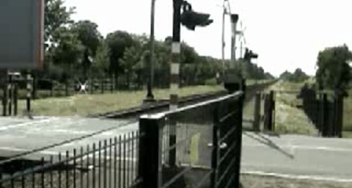 Придурок на железнодорожном переезде