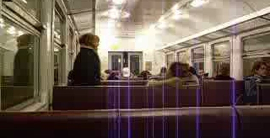 Последняя электричка!дефк и развлекают народ танцами