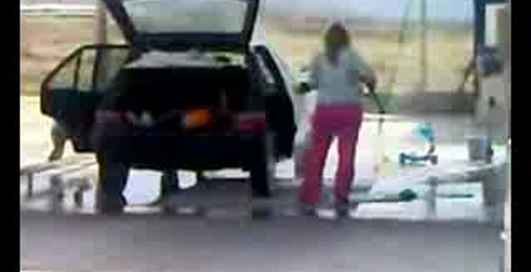 Как блондинка моет автомобиль