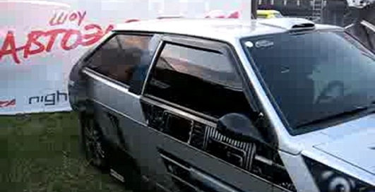 брат развлекается на авто экзотике