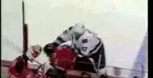 хокеїст упав