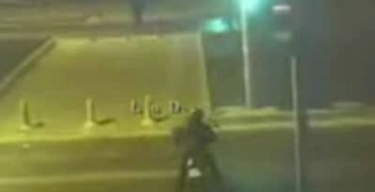 Чувака сбивает авто