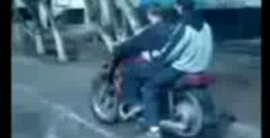 идиот и мотоцыкл