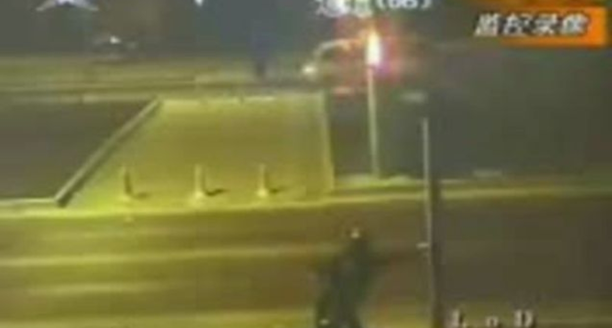 парень сбил машину