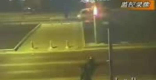 парень сбил машину