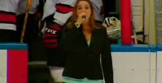 Ведущая упала