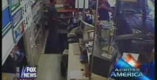 Машина врезалась в магазин