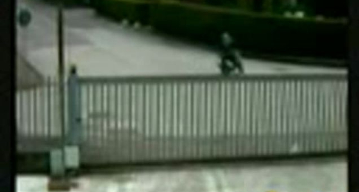 мотоцикліст і ворота