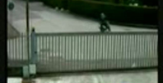 мотоцикліст і ворота