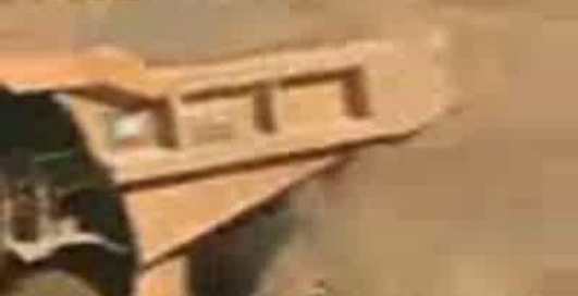 звір прямо! розтрощив авто