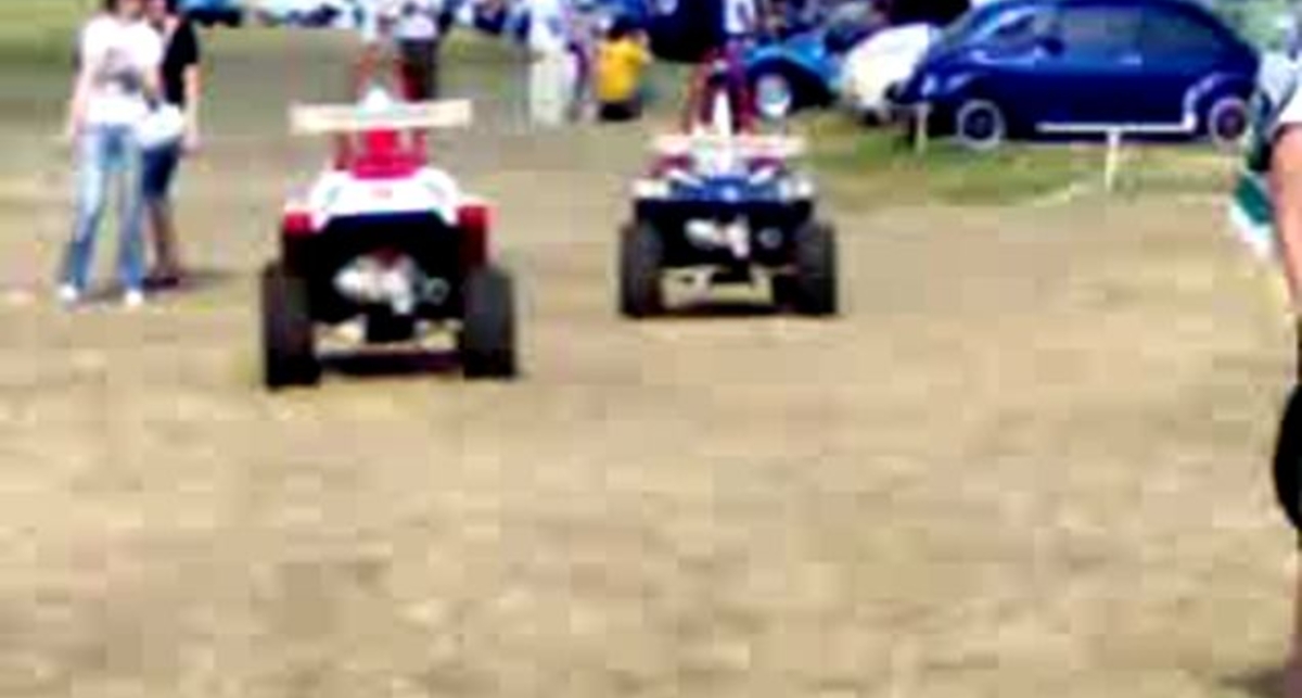 девки катаются.