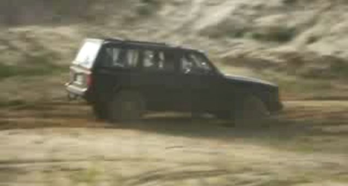 Jeep по песку.