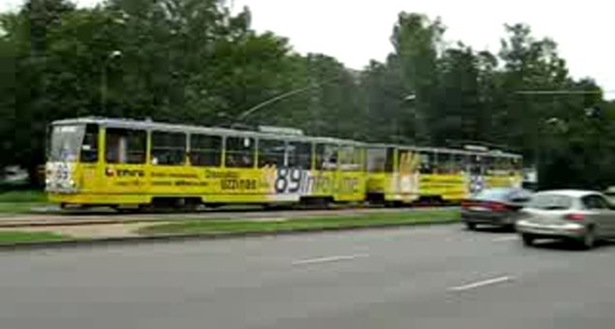 Латвия Рига улица Маскавас жёлтый трамвай