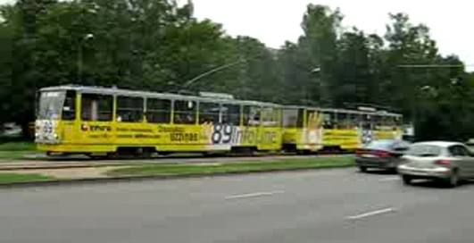 Латвия Рига улица Маскавас жёлтый трамвай