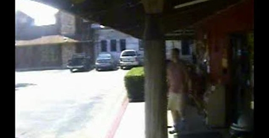 От грузовика отлетает колесо