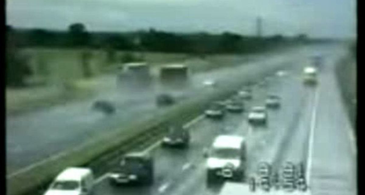 Опасная мокрая дорога