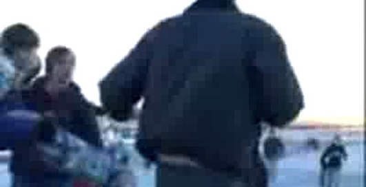 скейтеры бьют скинов