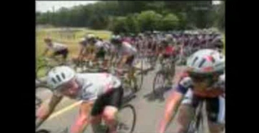 Чувак валит велогонку